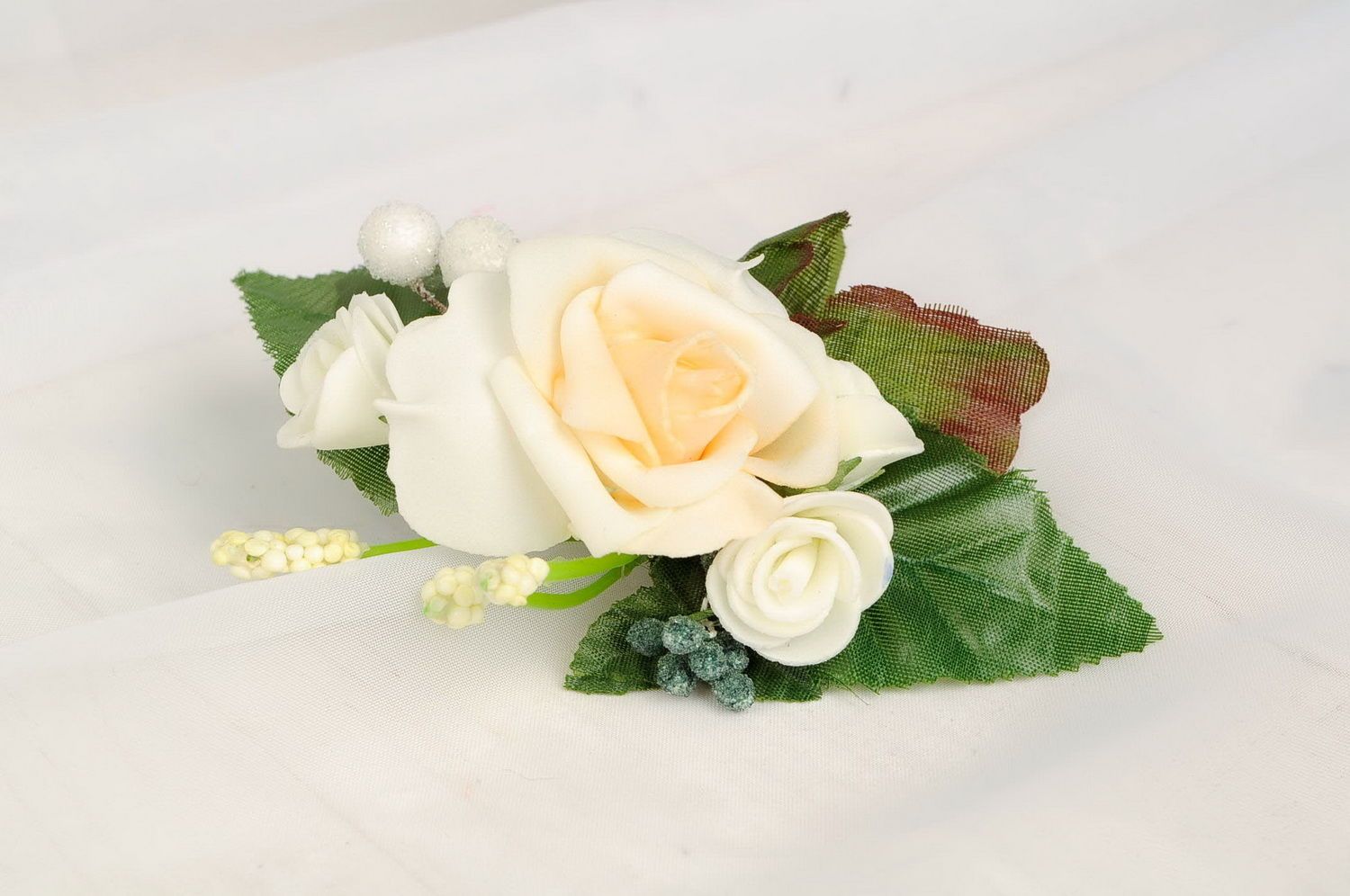 Hair clip with artificial flowers photo 1