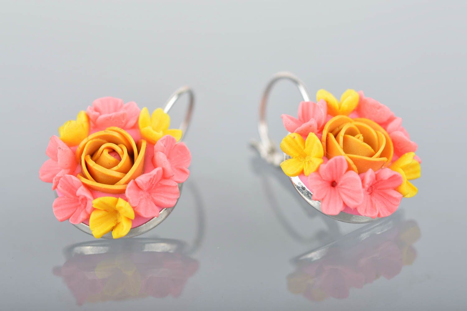 Feine gelb rosafarbige handgemachte Ohrringe aus Polymerton mit Anhängern Blumen foto 2