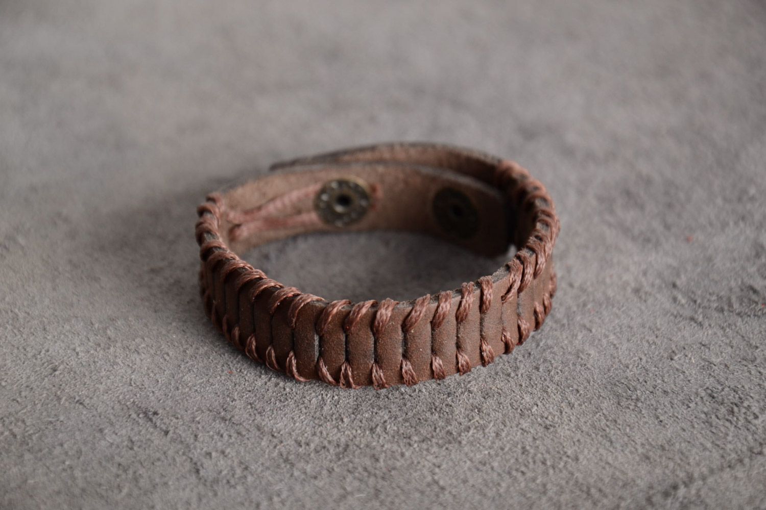 Bracelet en cuir naturel marron fait main avec boutons-pression métalliques photo 1