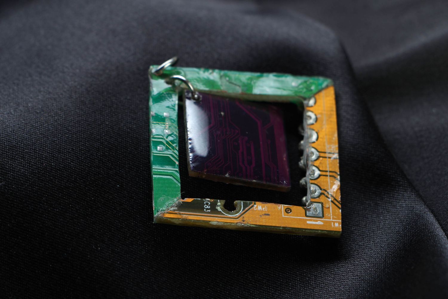 Colgante artesanal con circuito integrado de estilo cyberpunk de forma de rombo foto 1