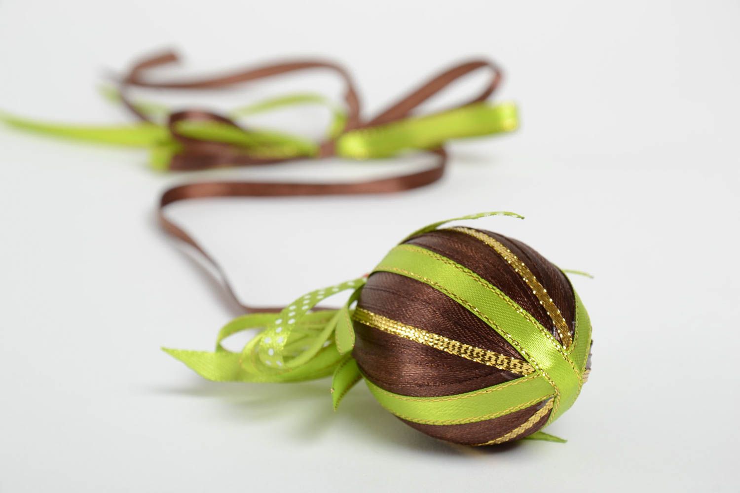 Handmade Deko zum Aufhängen Oster Ei schöne Osterdeko aus Atlasbändern foto 4