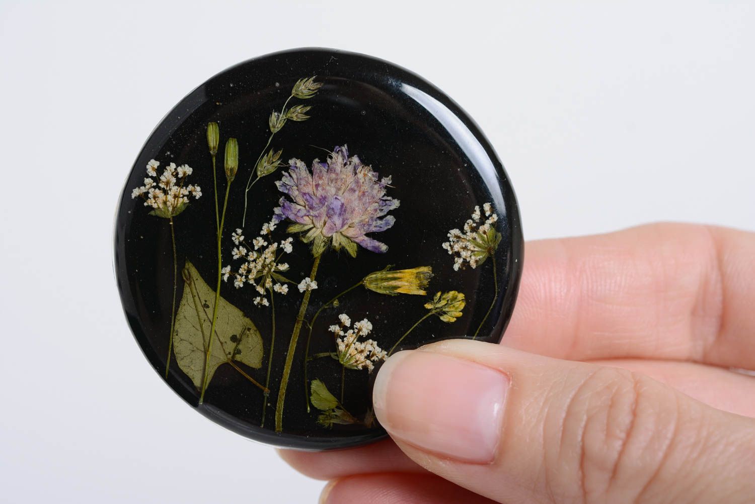 Originelle schwarze runde Brosche mit Blumen Epoxidharz künstlerische Handarbeit foto 4