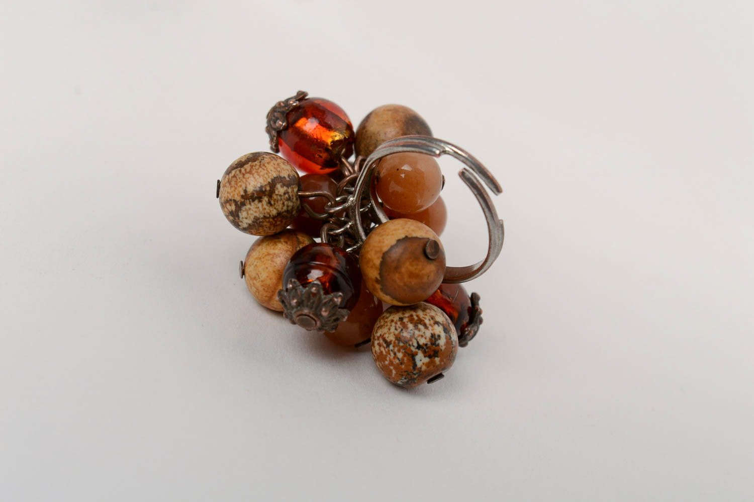 Крупное коричневое кольцо из натуральных камней яшмы и родонита ручной работы фото 3