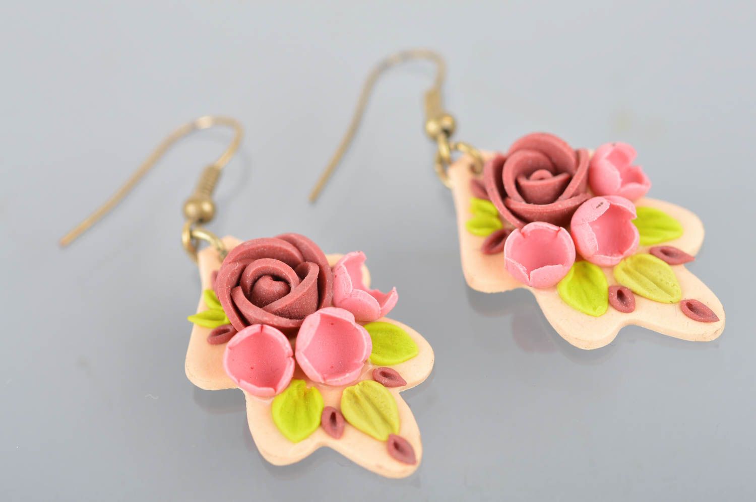 Beige schöne handgemachte Ohrringe aus Polymerton mit Anhängern schöne Blumen foto 2