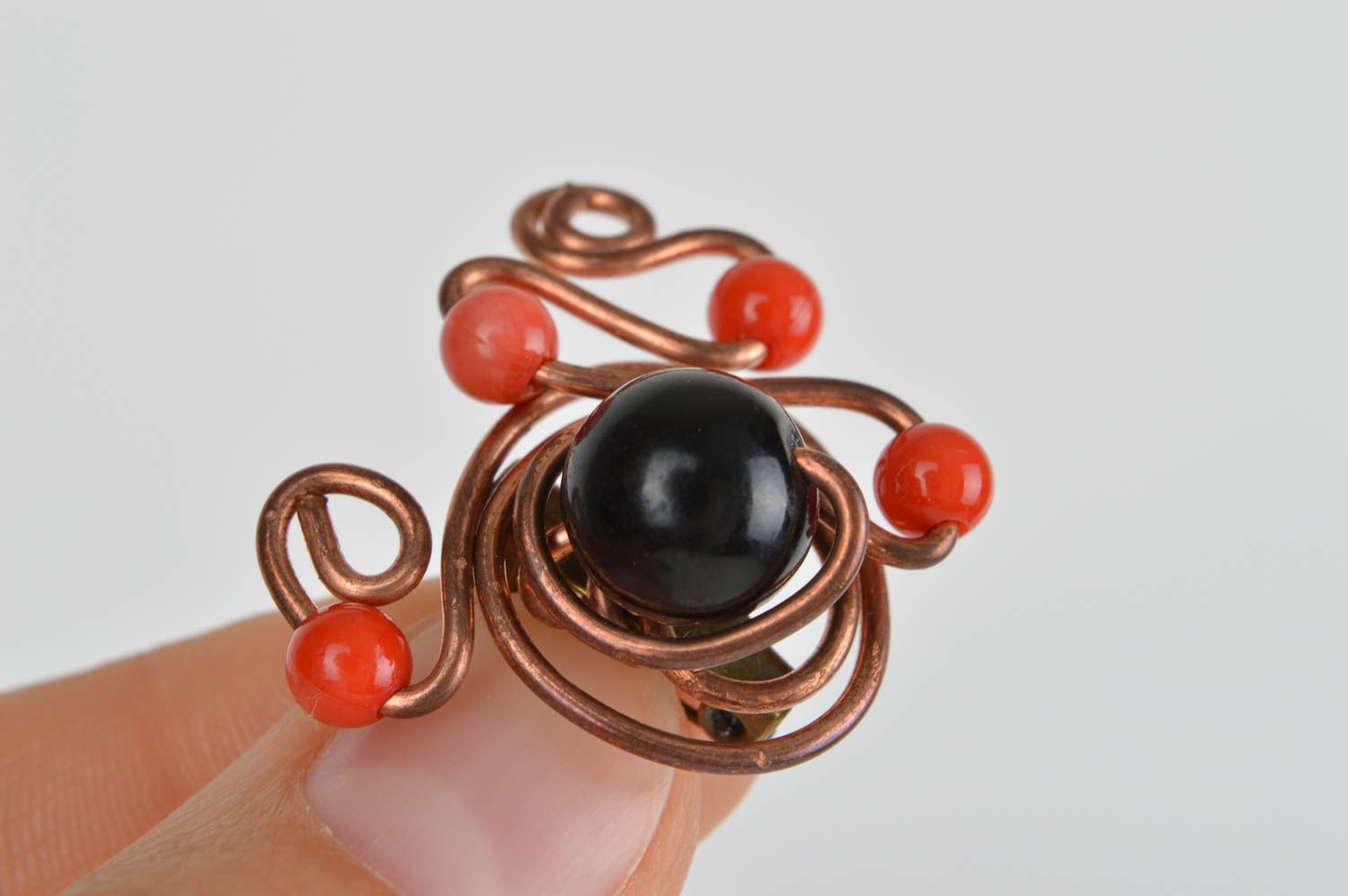 Broche cuivre Bijou fait main Accessoire femme avec perles fantaisie noir rouge photo 3