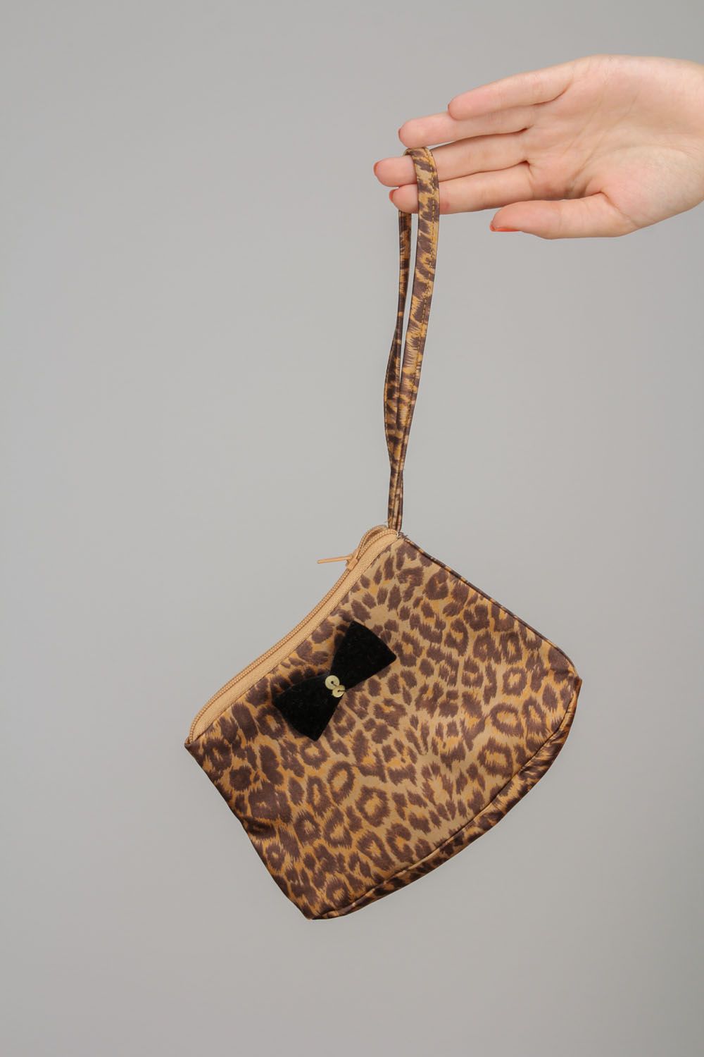 Porta-cosméticos em cor do leopardo com fecho  foto 2