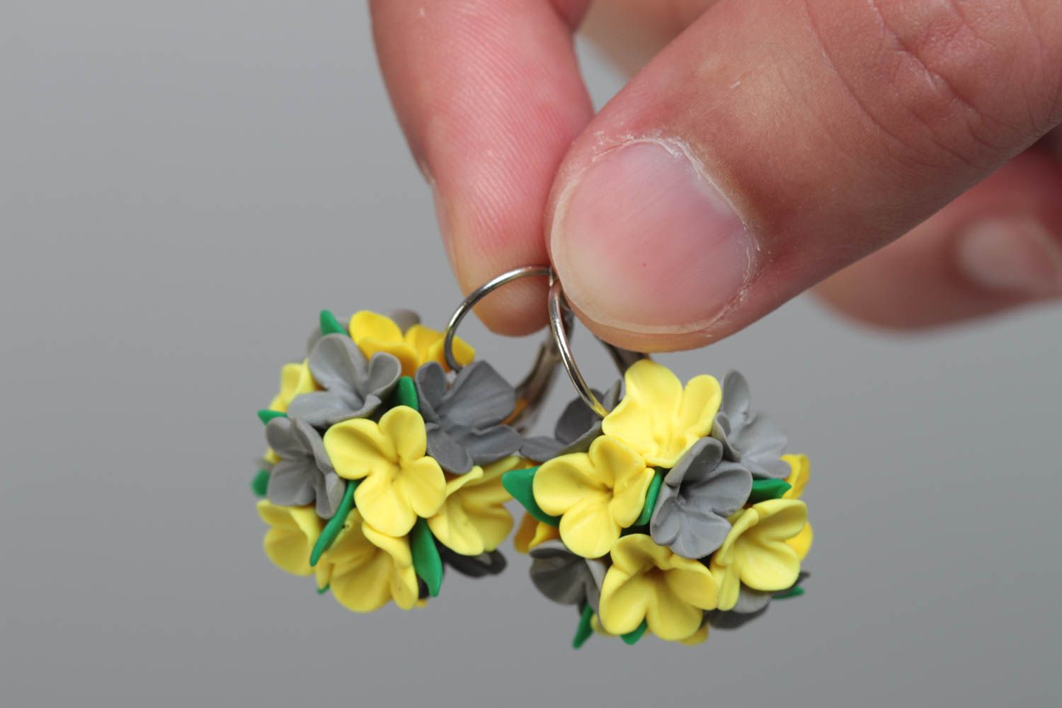 Boucles d'oreilles fleurs en pâte polymère faites main gris-jaune boules photo 5