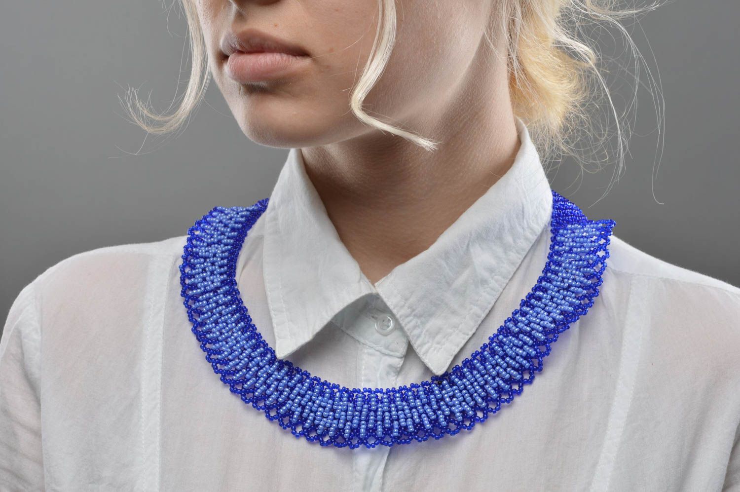Красивое женское ожерелье ручной работы сплетенное из бисера Голубые капли   фото 5