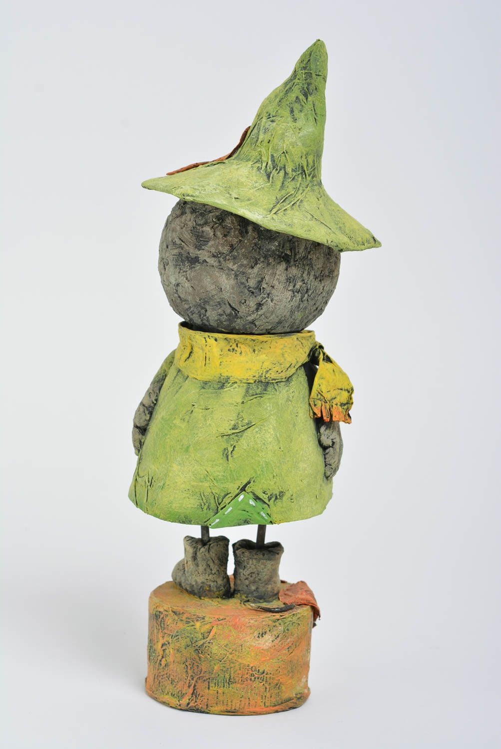 Авторская статуэтка из паперклея сова на подставке ручной работы салатовая фото 3