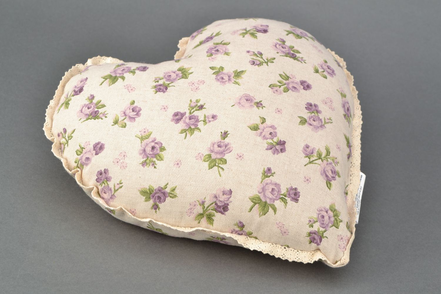 Heart-shaped accent pillow made of cotton and polyamide fabric of lilac color photo 3