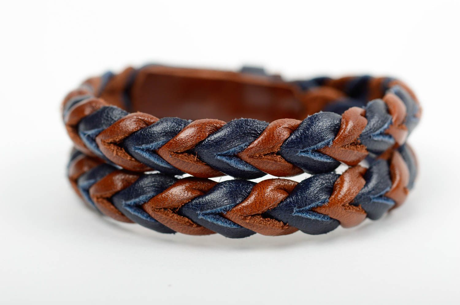 Bracelet en cuir naturel fait main  couleur brune et bleue tressé avec métal photo 1