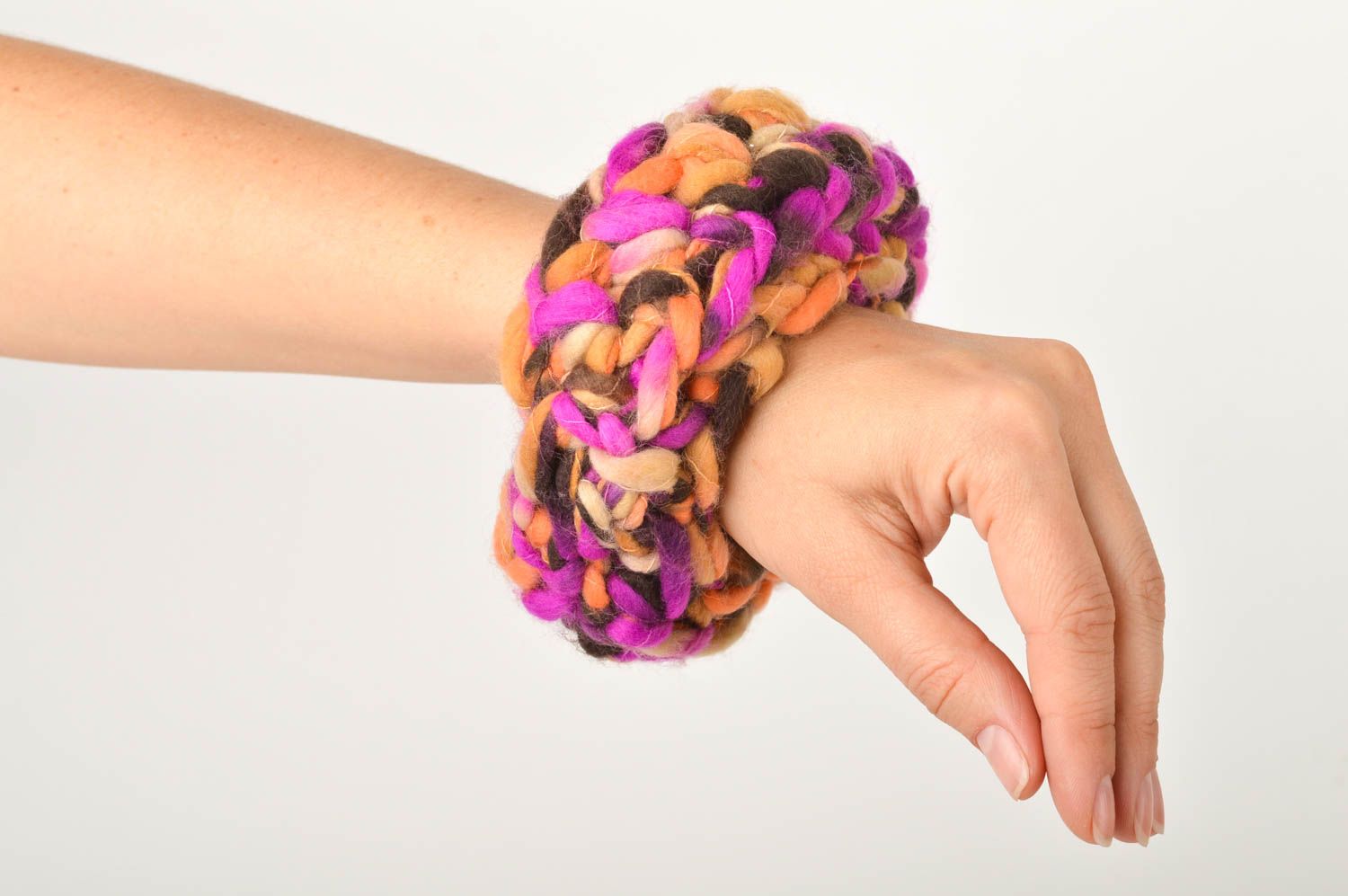 Handmade Schmuck bunt Armband aus Stoff Accessoire für Frauen gehäkelt originell foto 3