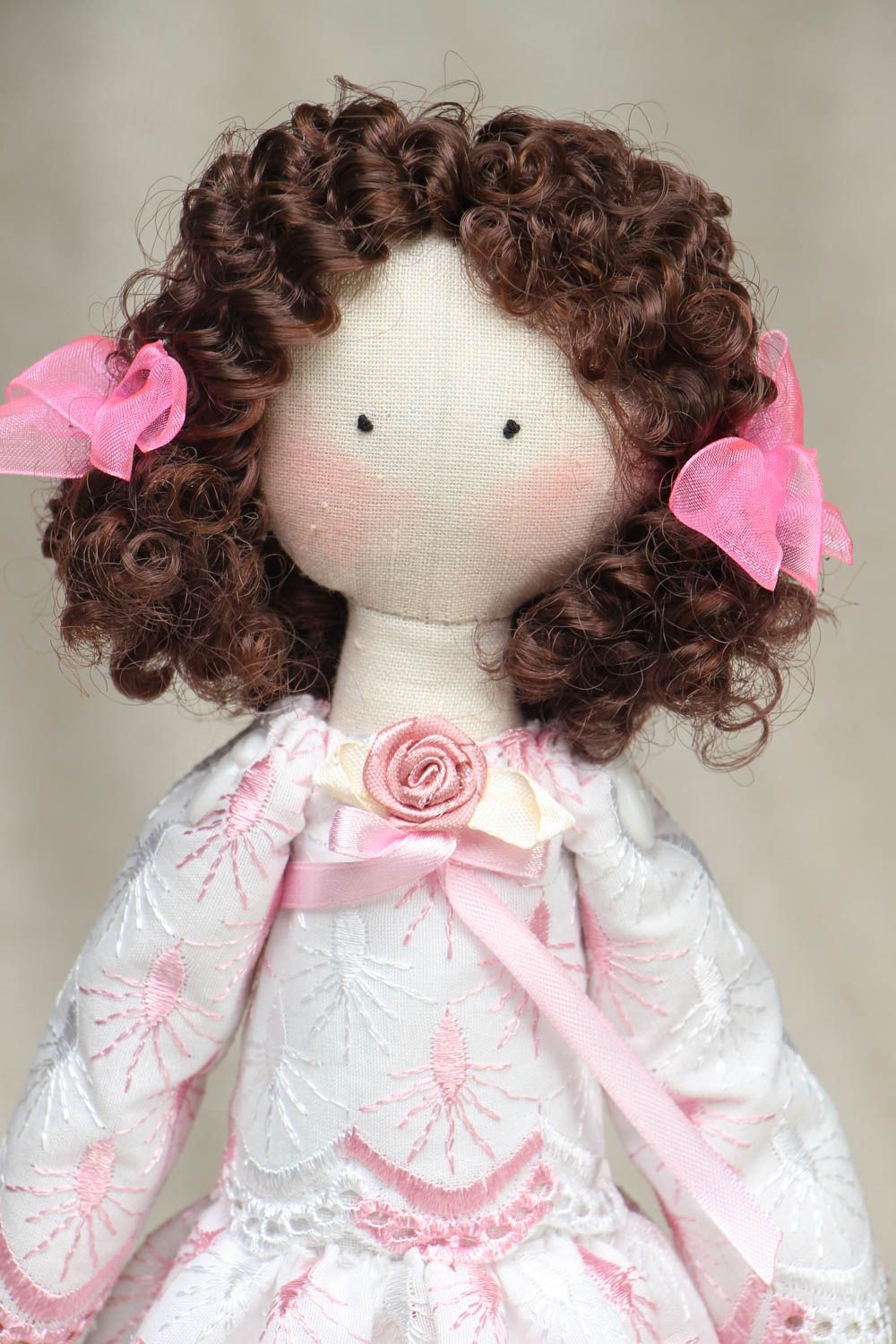 Тканевая кукла в кружевном платье с сердечком фото 2