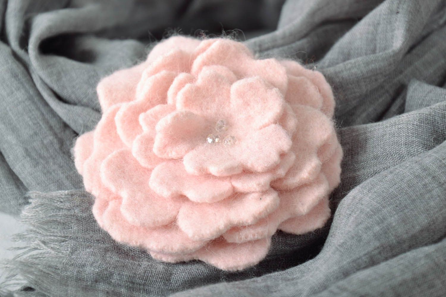 Broche artisanale rose en laine La Fleur photo 1