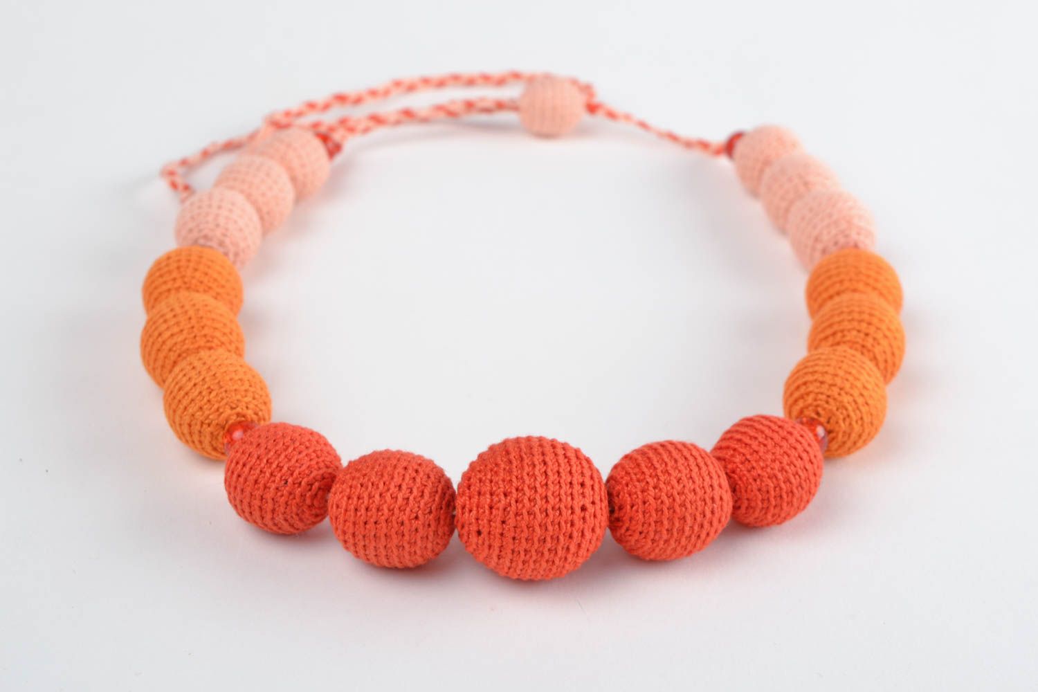 Колье из бусин обвязанных нитками вязаные оранжевые яркие стильные ручной работы фото 3