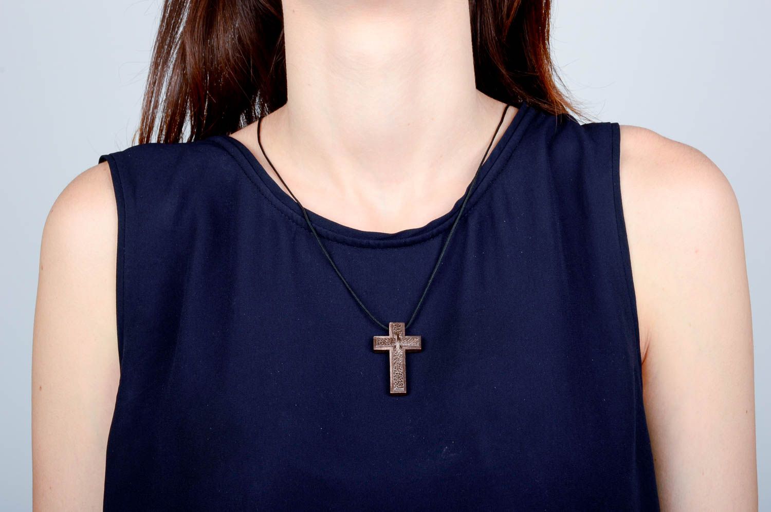 Pendentif croix Bijou fait main en bois et cuir en marron Accessoire femme photo 2