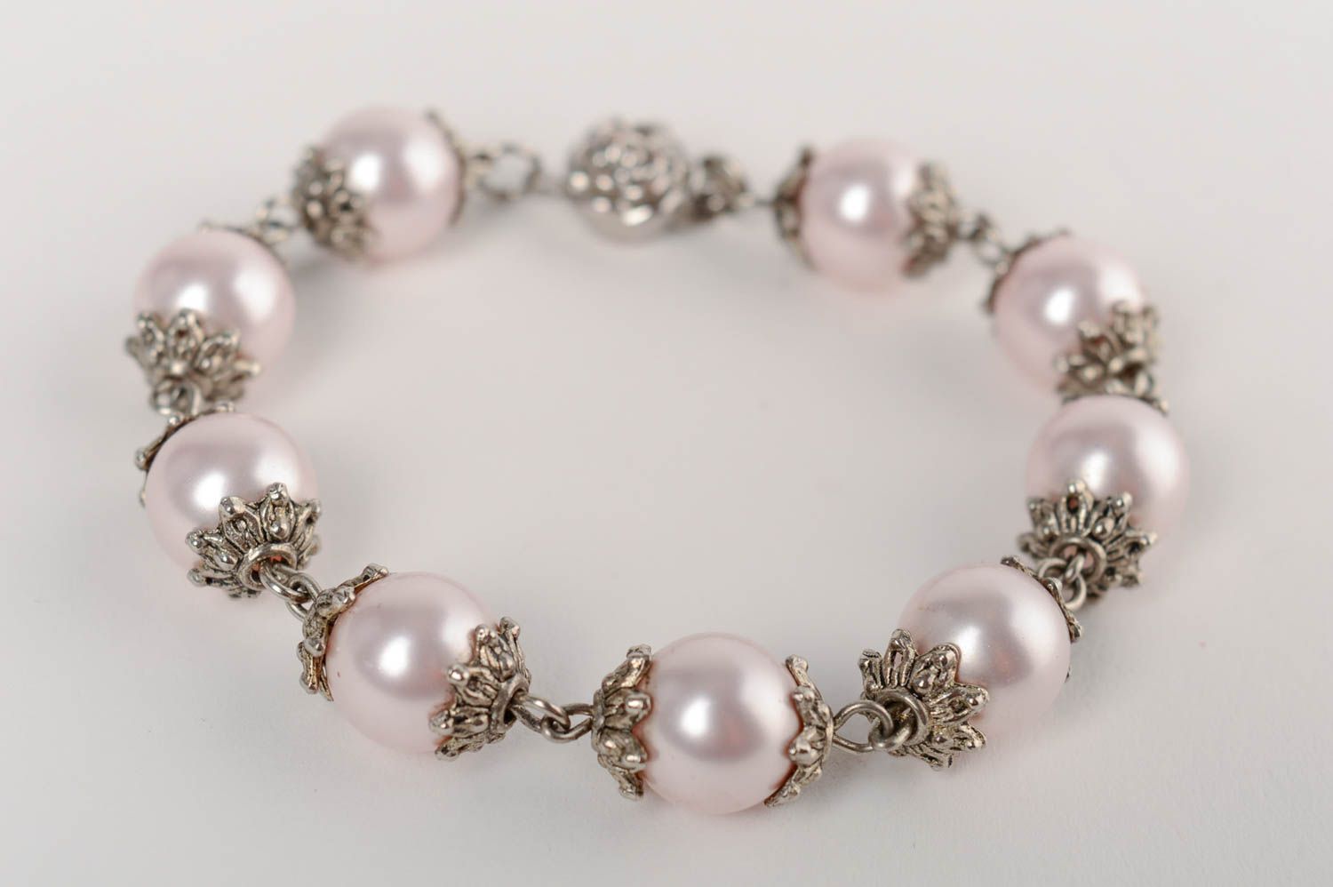 Bracelet de perles en céramique mince blanc fait main original élégant  photo 2