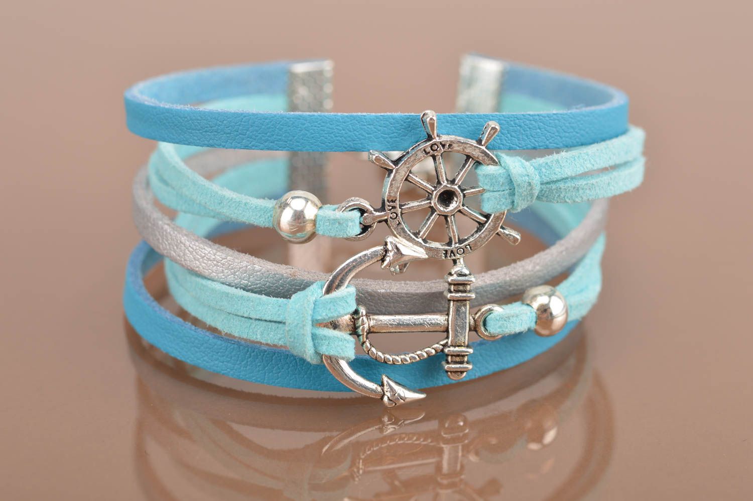 Bracelet en daim bleu multirang avec ancre et roue de gouvernail fait main photo 2