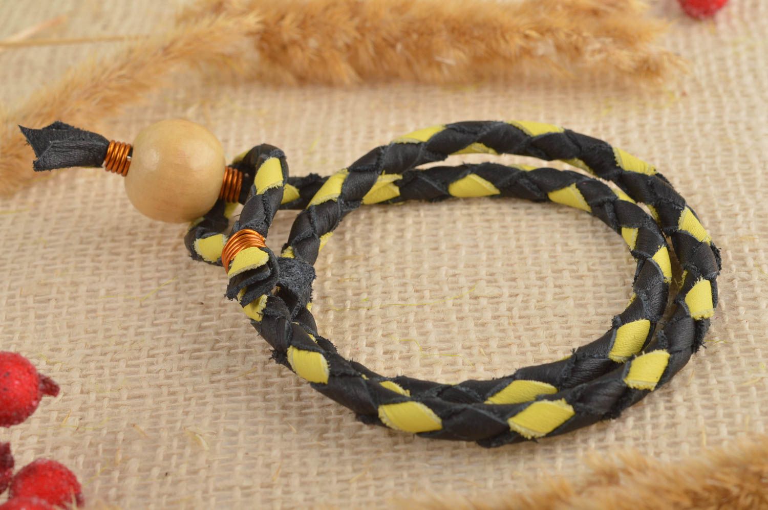 Handmade Leder Armband Designer Schmuck Accessoire für Frauen gelb und schwarz foto 1