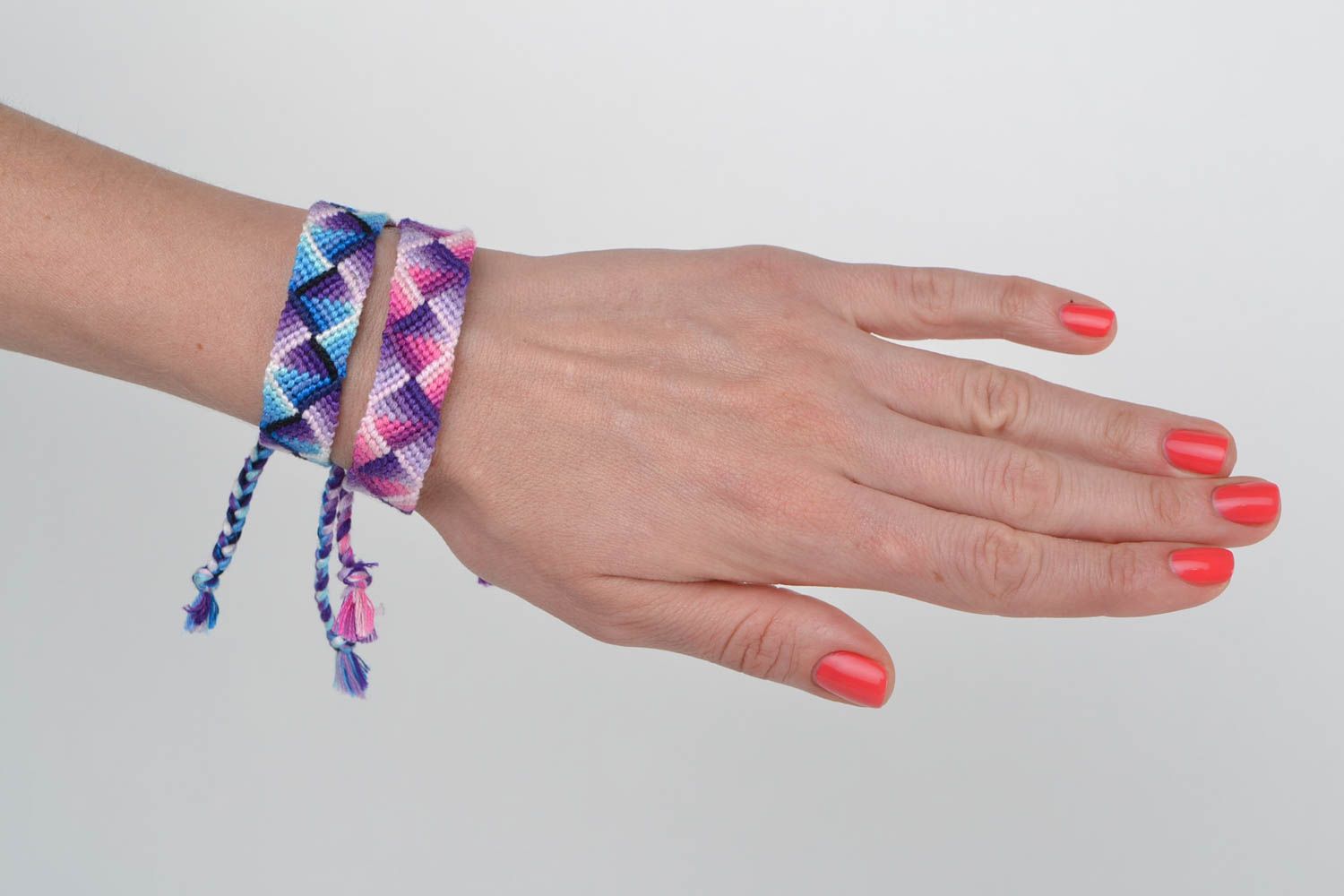 Плетеные браслет фенечки из ниток набор из 2 аксессуаров цветные ручная работа фото 2