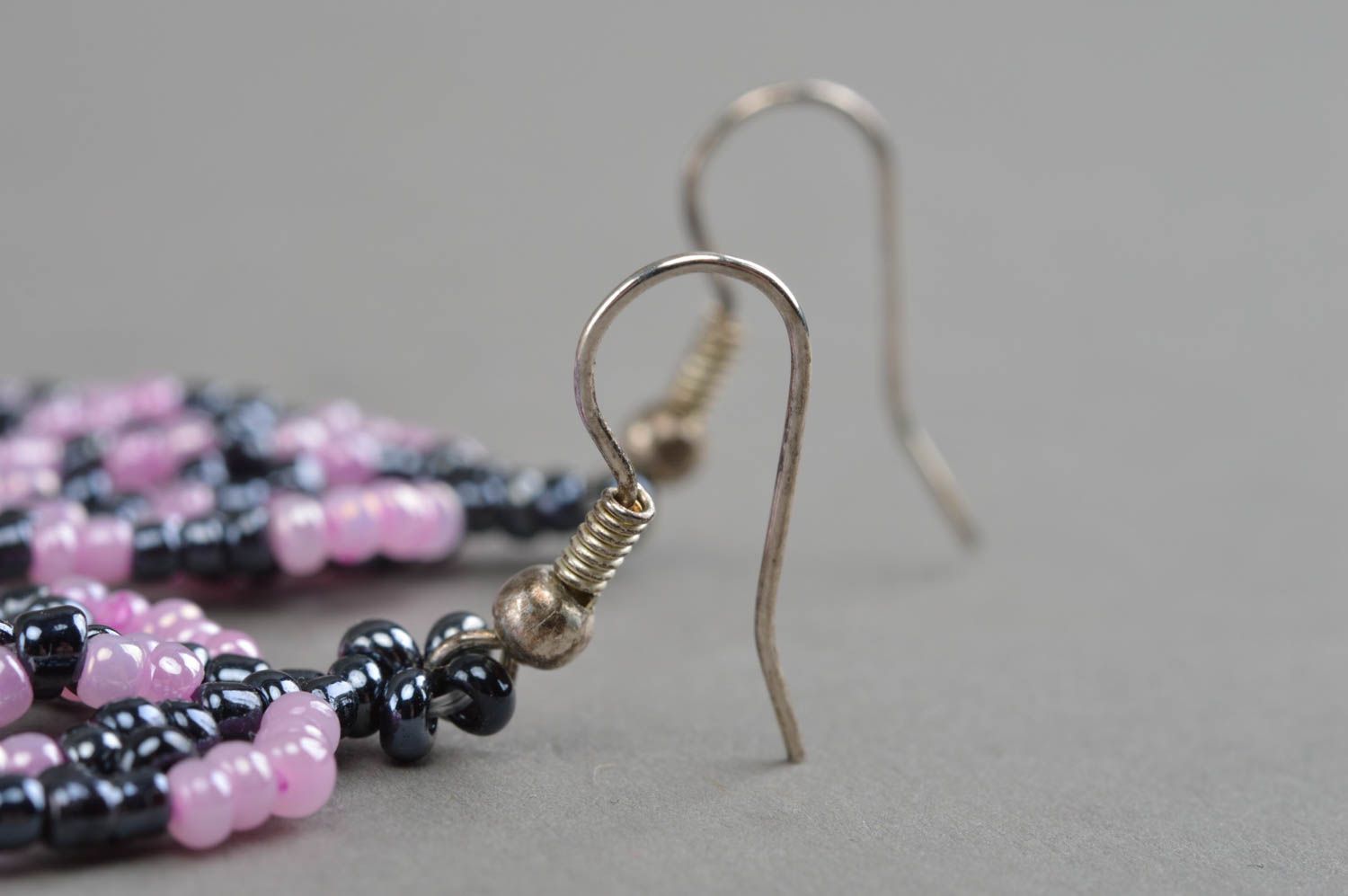 Boucles d'oreilles en perles de rocaille faites main longues noir et rose bijou photo 4