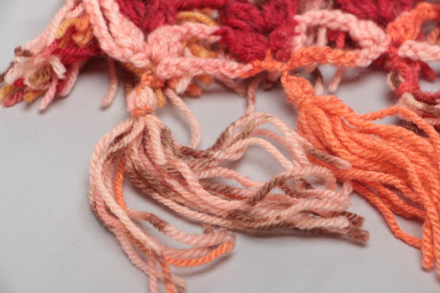 Bufanda tejida a mano estilosa larga original en tonos rojos foto 4