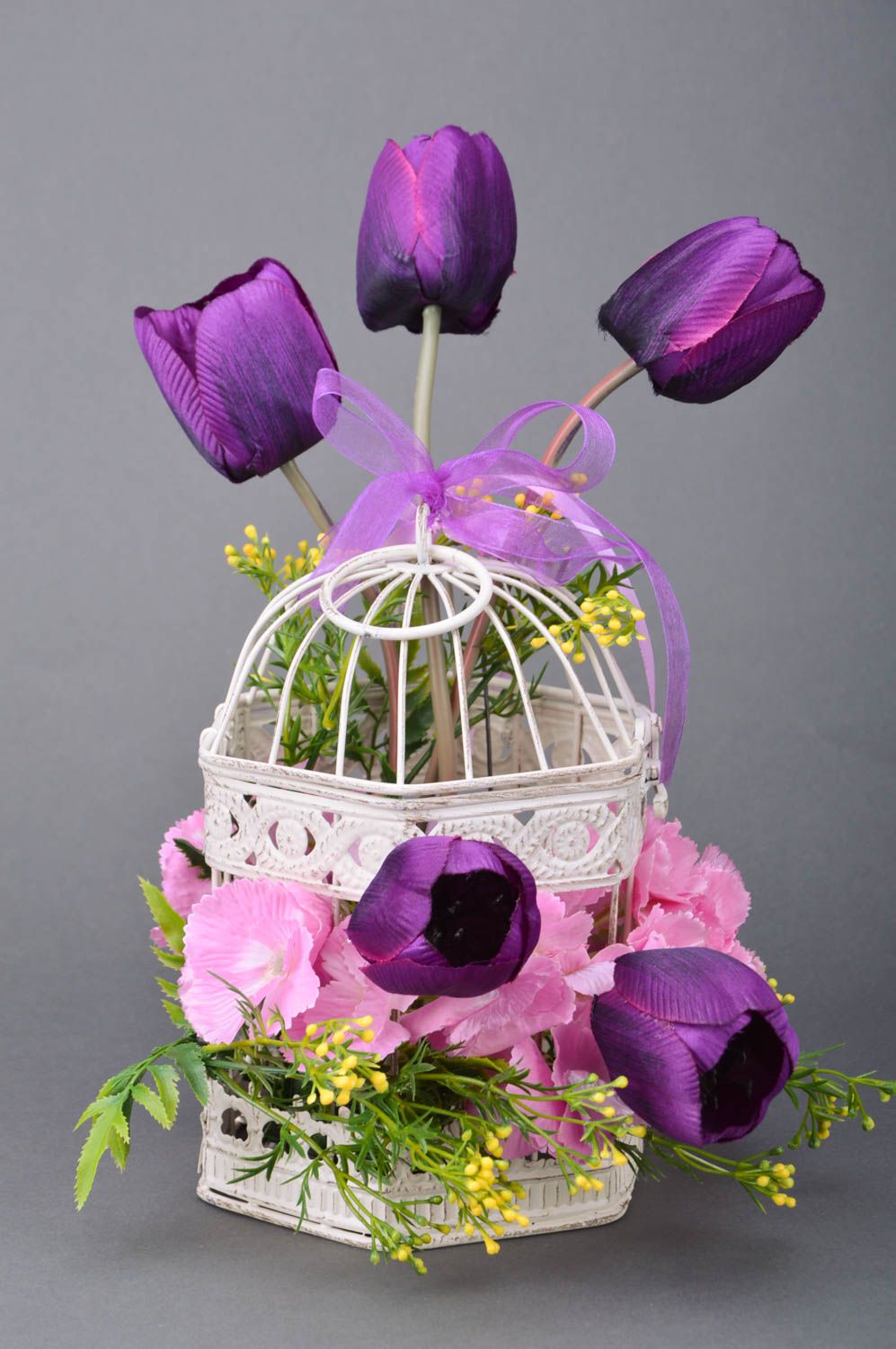 Jaula decorativa artesanal con flores tulipanes violetas  foto 1