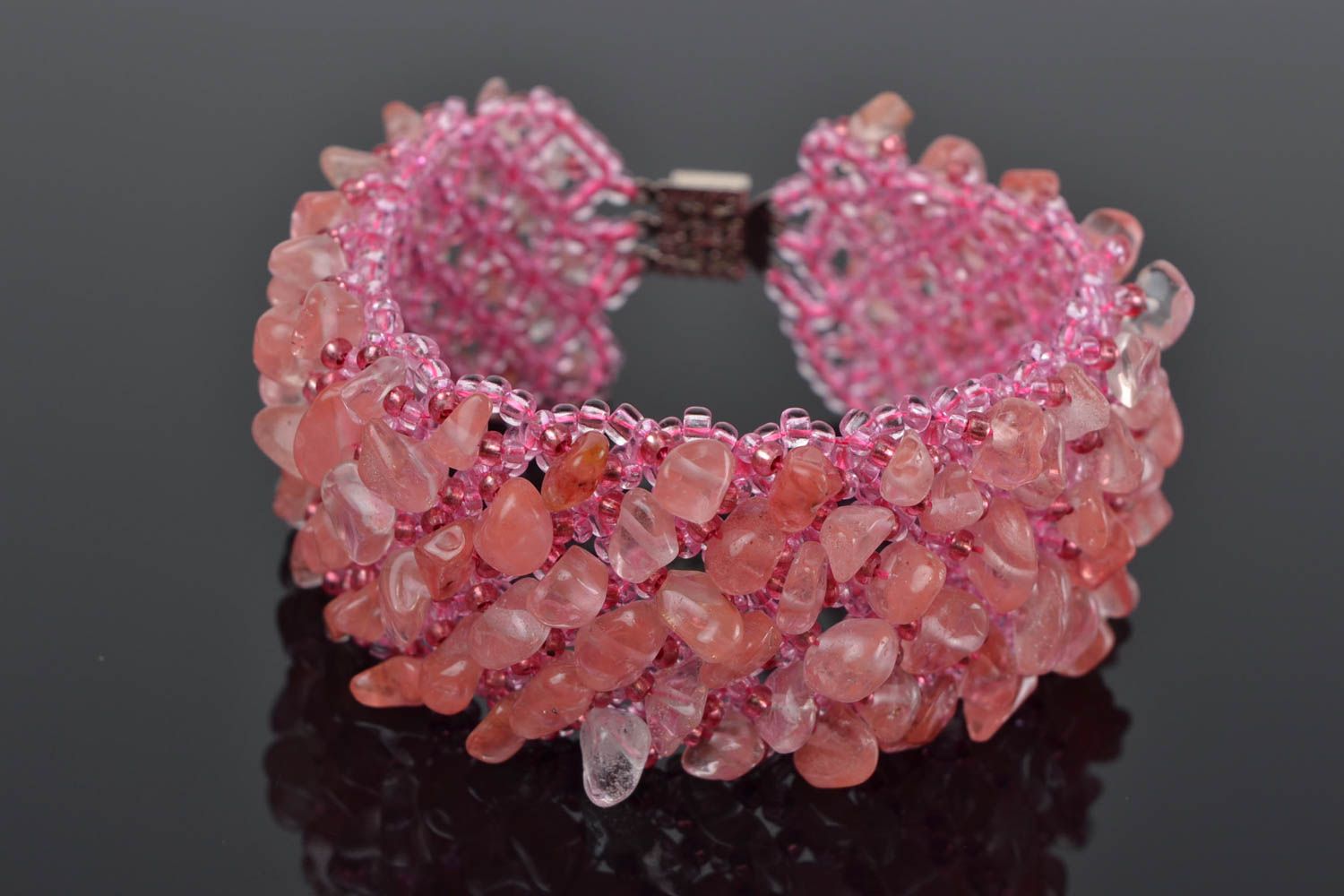 Широкий розовый браслет из бисера и натуральных камней красивый аксессуар фото 1