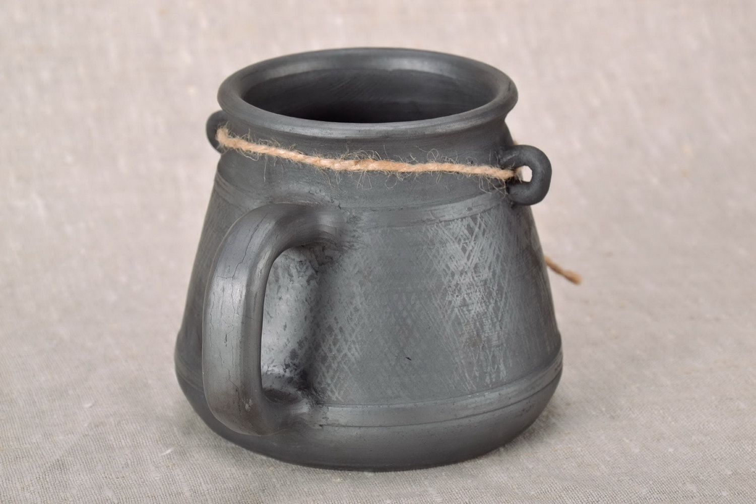 Tasse aus schwarz geräucherter Keramik foto 4