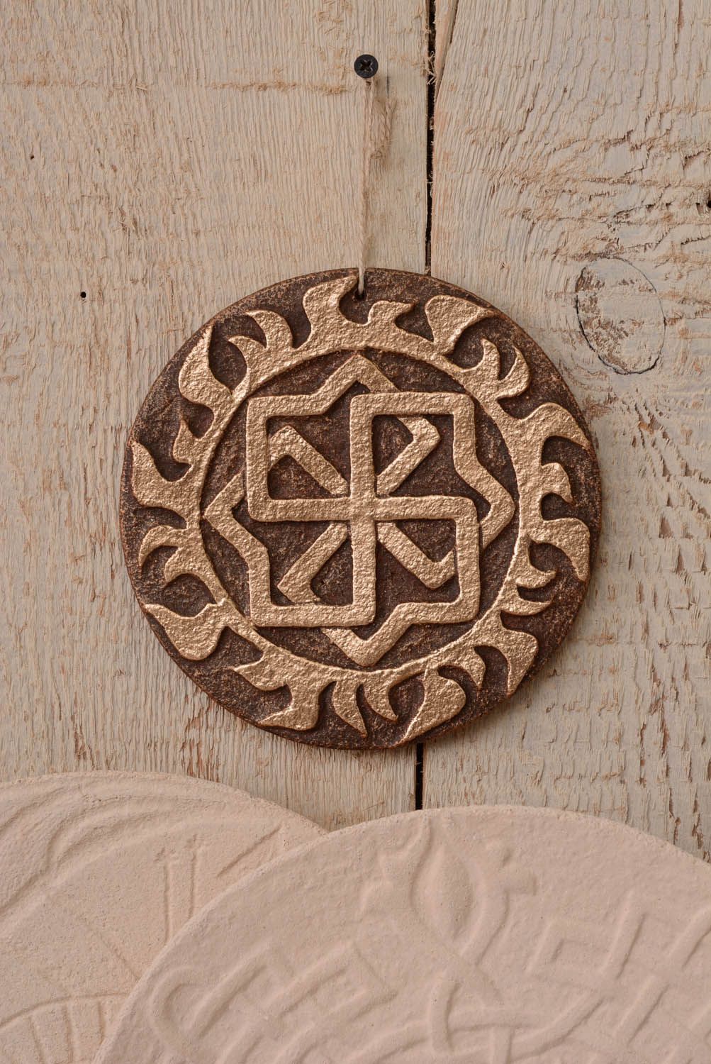 Prato -talismã redondo de argila feito à mão para decoração do interior em estilo étnico Molvinets foto 3