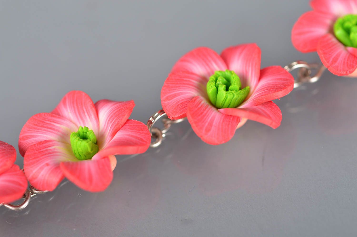 Elegantes rotes schönes feines handgemachtes Armband aus Polymerton mit Blumen foto 4