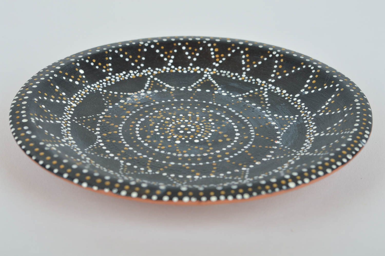 Керамический декоративный элемент тарелка украшенная точечной росписью хэнд мэйд фото 3