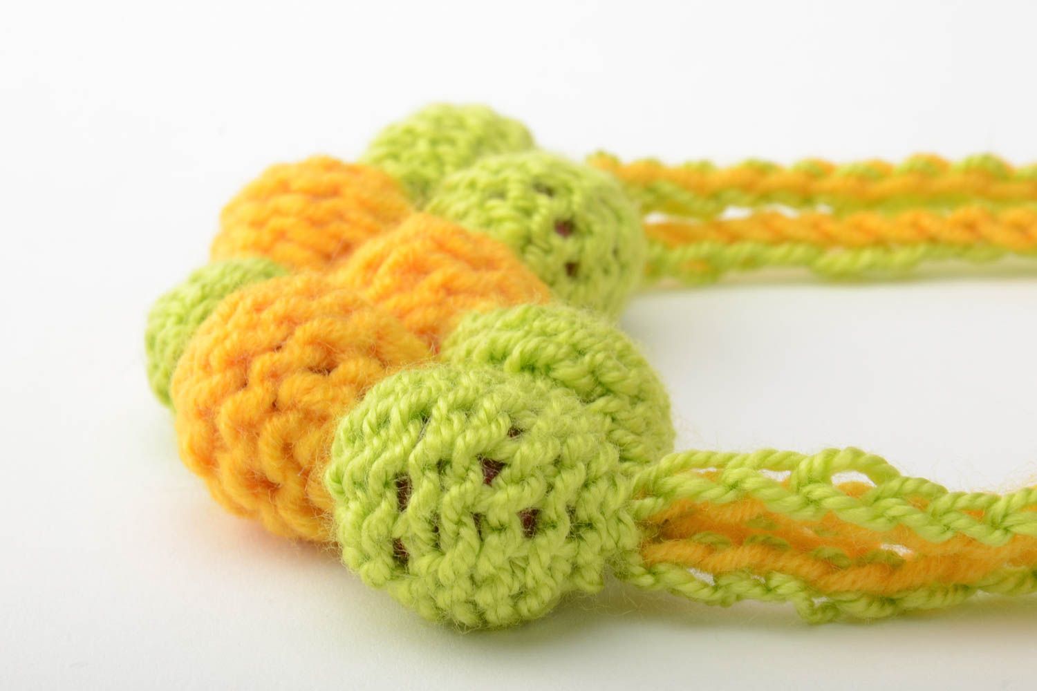 Collier tricoté au crochet à partir de perles en bois fait main jaune-vert photo 3