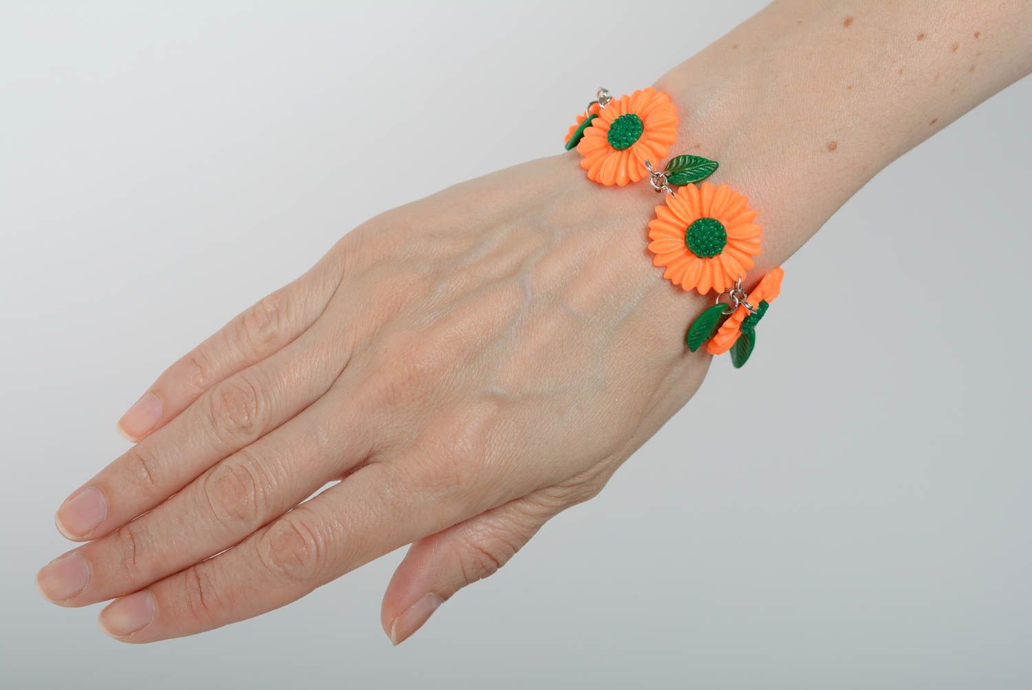 Цветочный наручный браслет из полимерной глины ручной работы яркий оранжевый фото 5