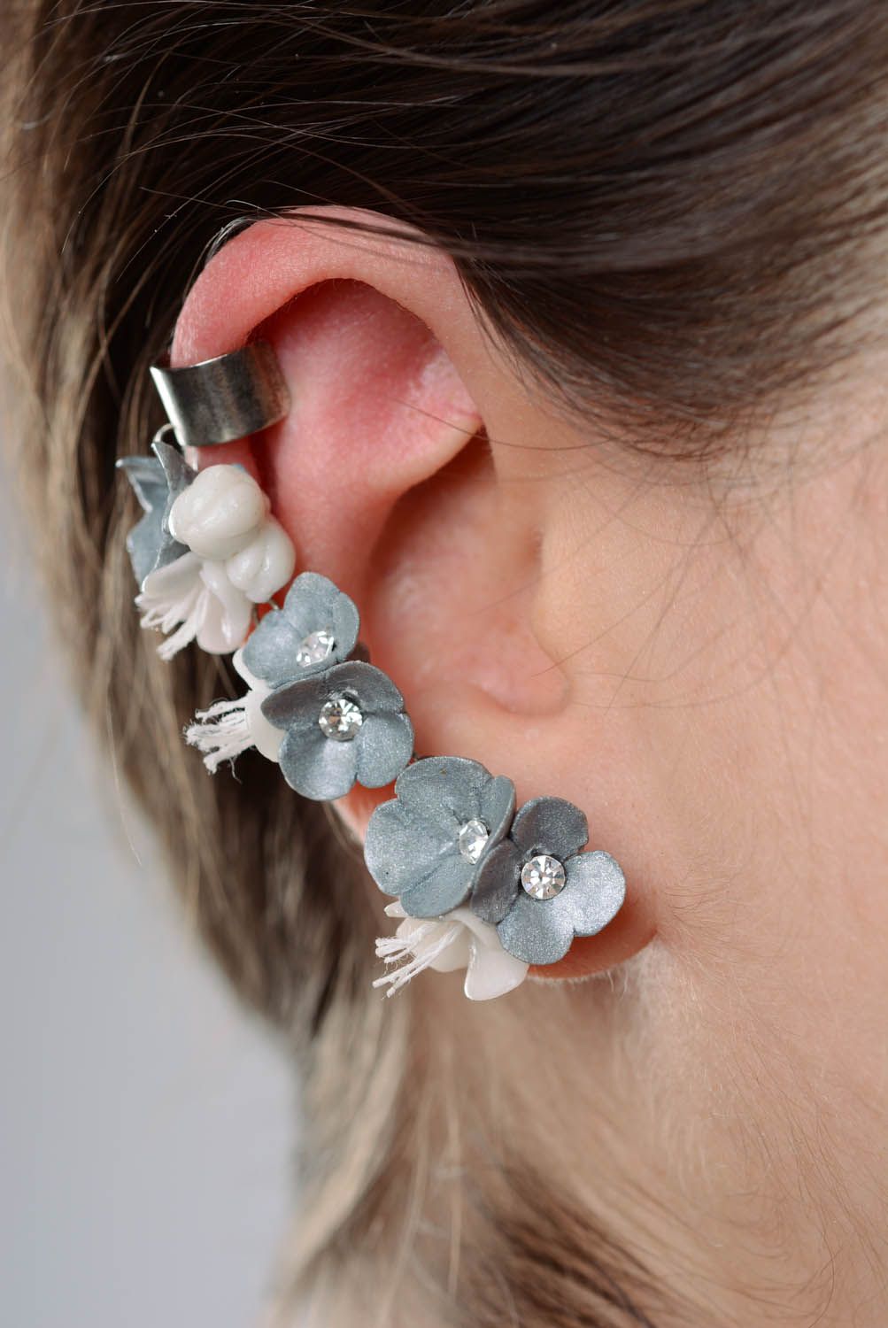 Ear cuffs artesanales de color gris foto 3