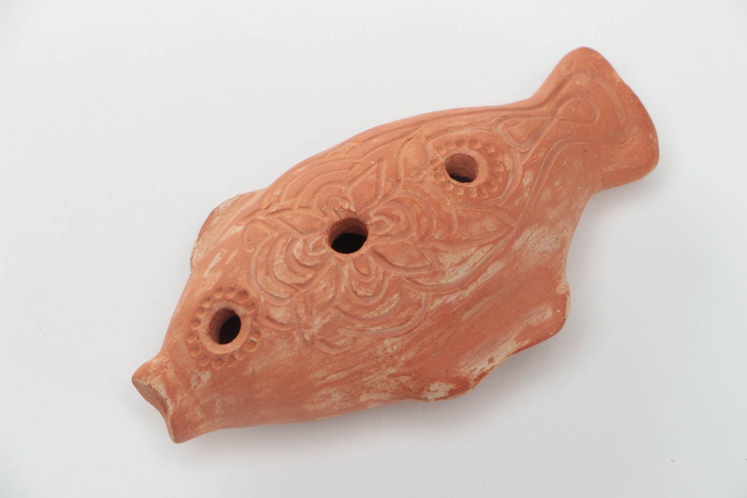 Керамическая флейта окарина ручной работы в виде маленькой коричневой рыбы фото 2