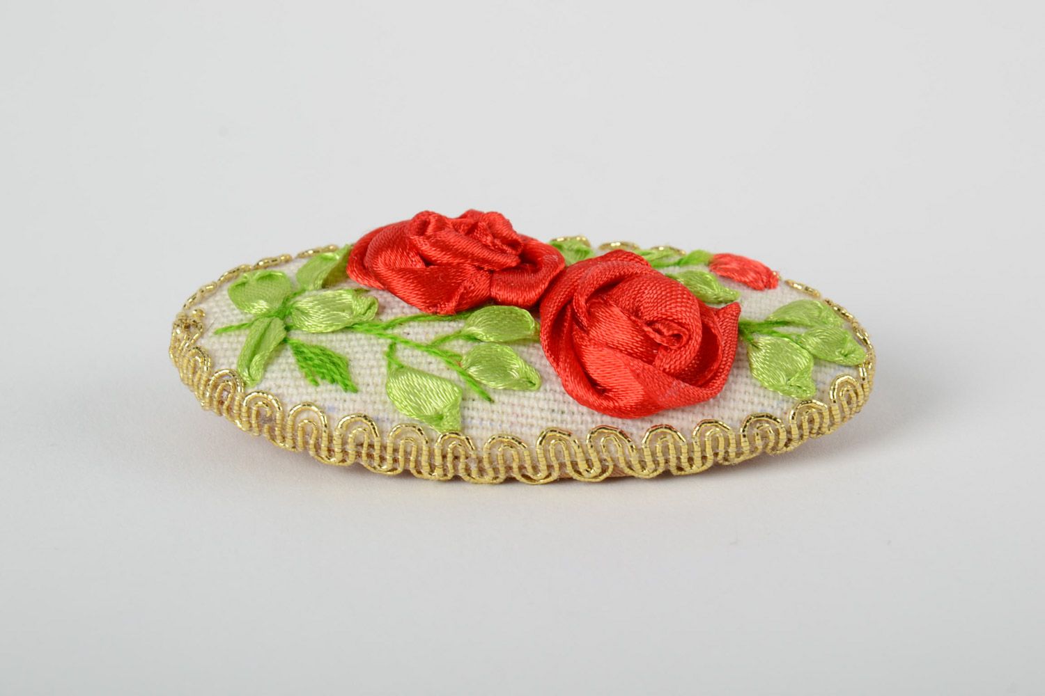 Handmade ovale Textil Brosche mit Stickerei Rosen aus Atlasbändern und Spitze  foto 3