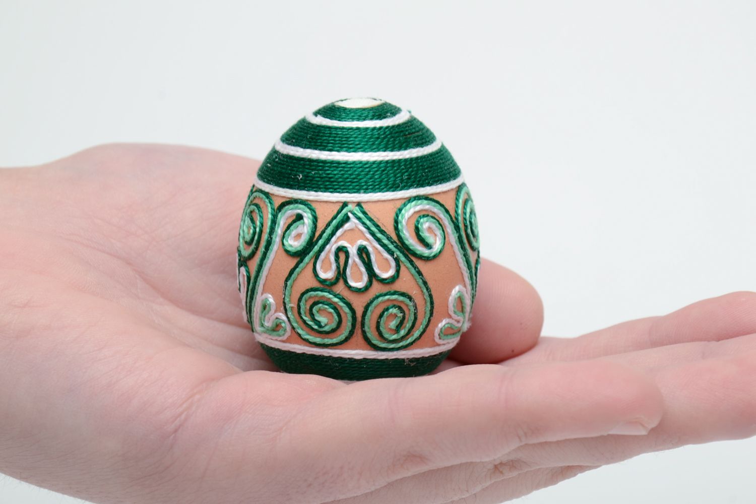 Bel oeuf de Pâques fait main original décoré de fils en soie de couleur verte photo 5