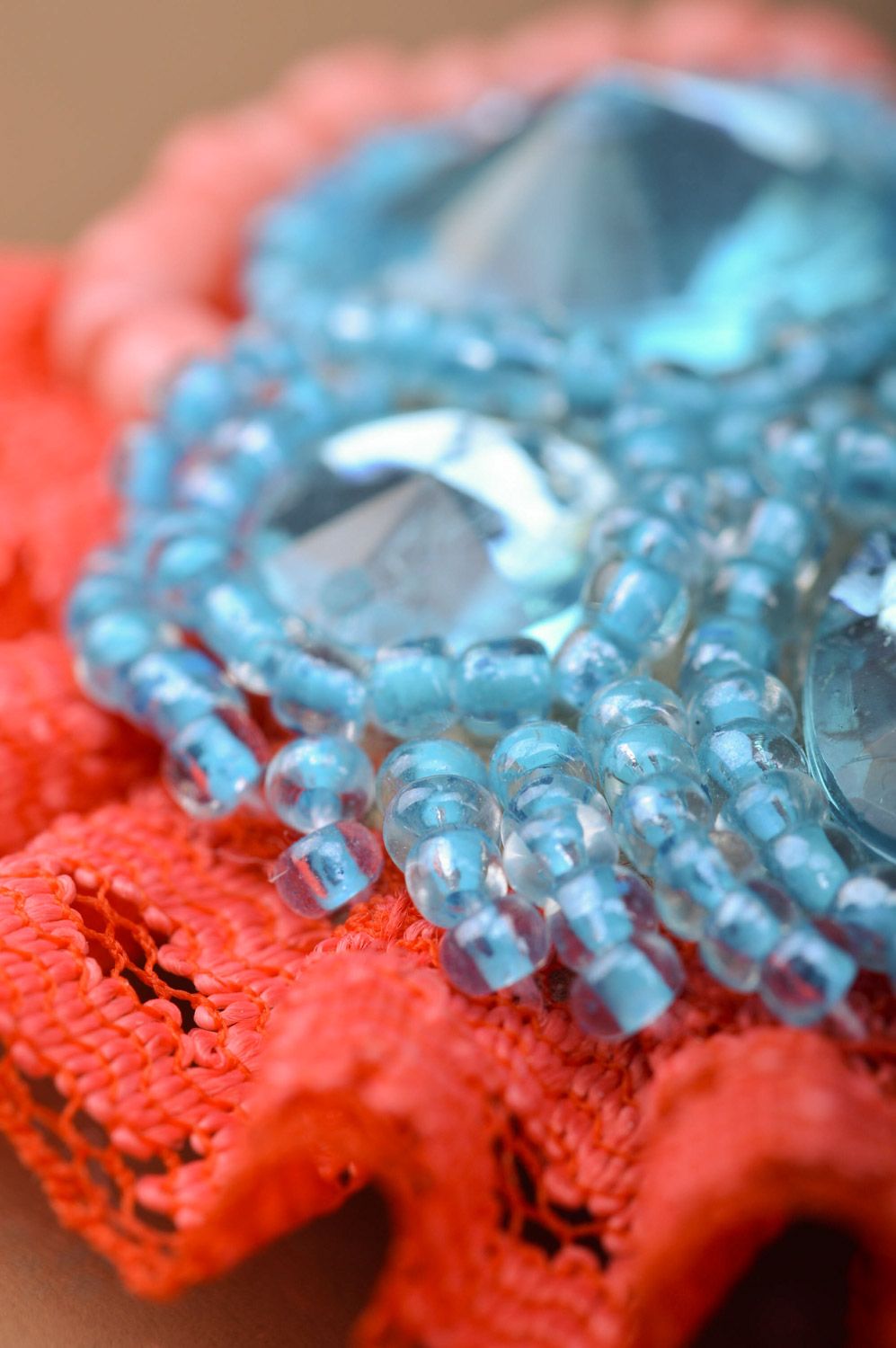 Handgemachte Ohrstecker aus Glasperlen und Steinen mit Spitze rot und hellblau foto 3
