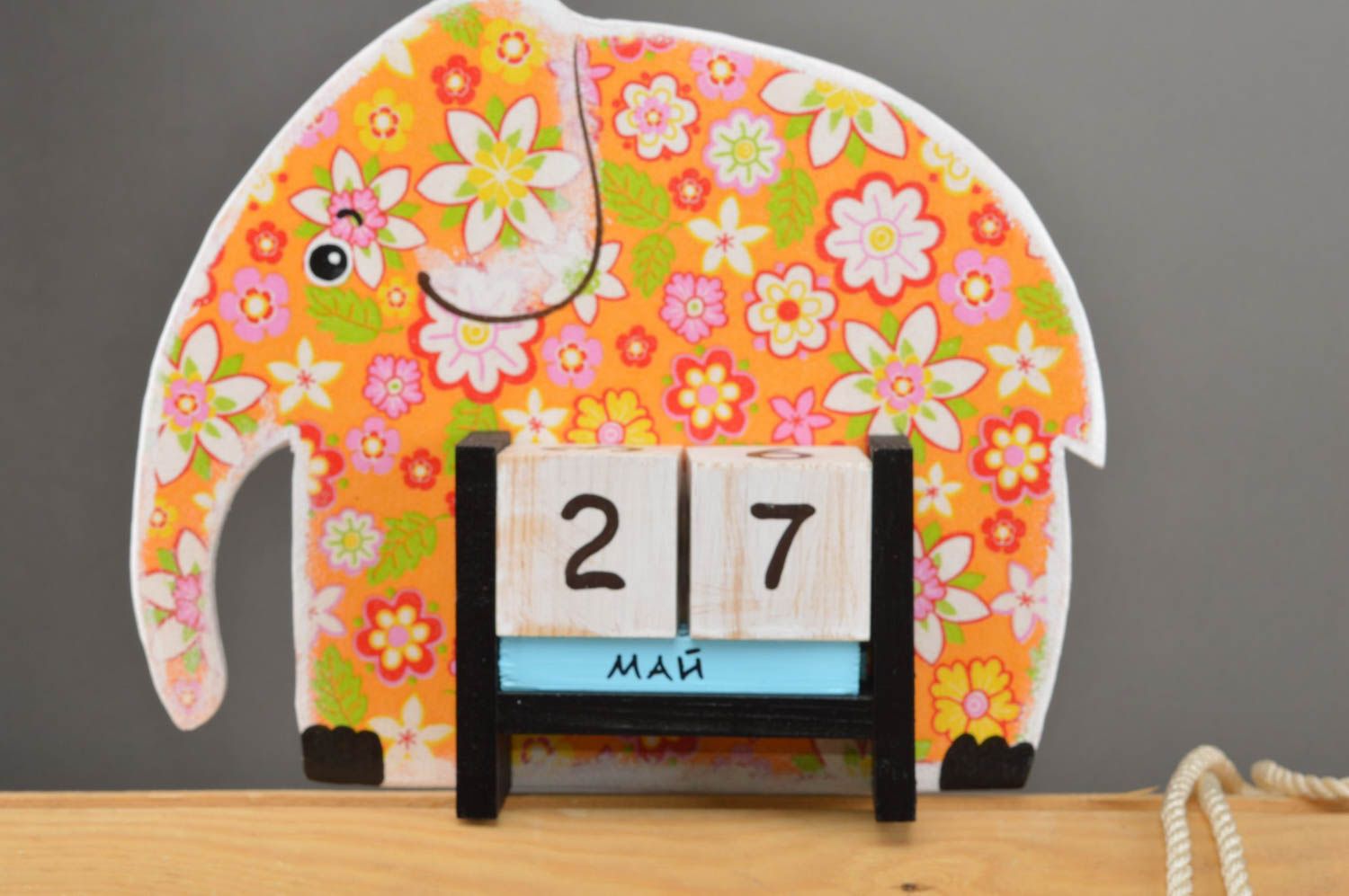 Детский календарь в виде слоника из фанеры декупаж оранжевый ручной работы фото 2