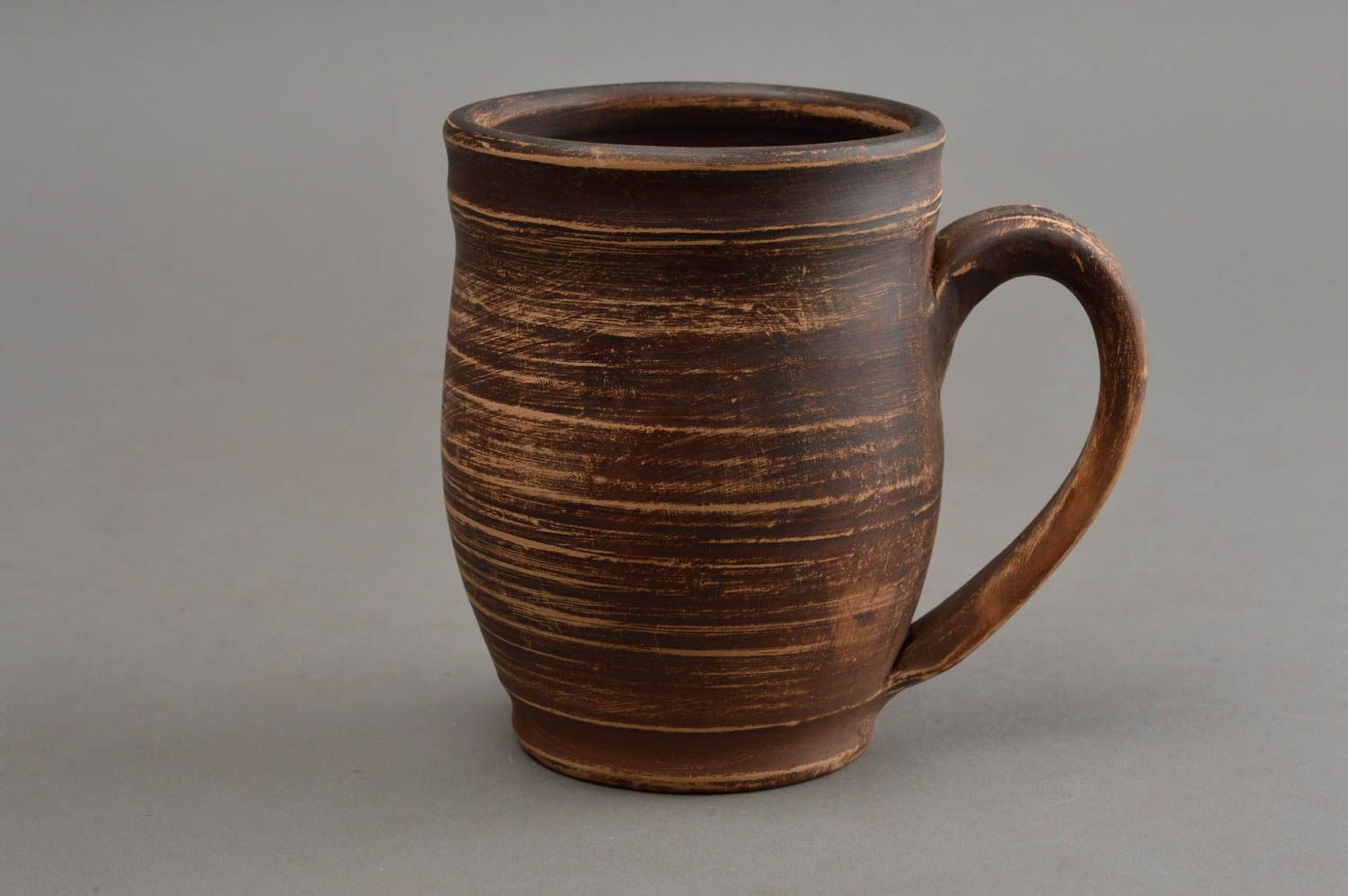 Глиняная чашка большая коричневая красивая ручной работы объемом 400 мл фото 2