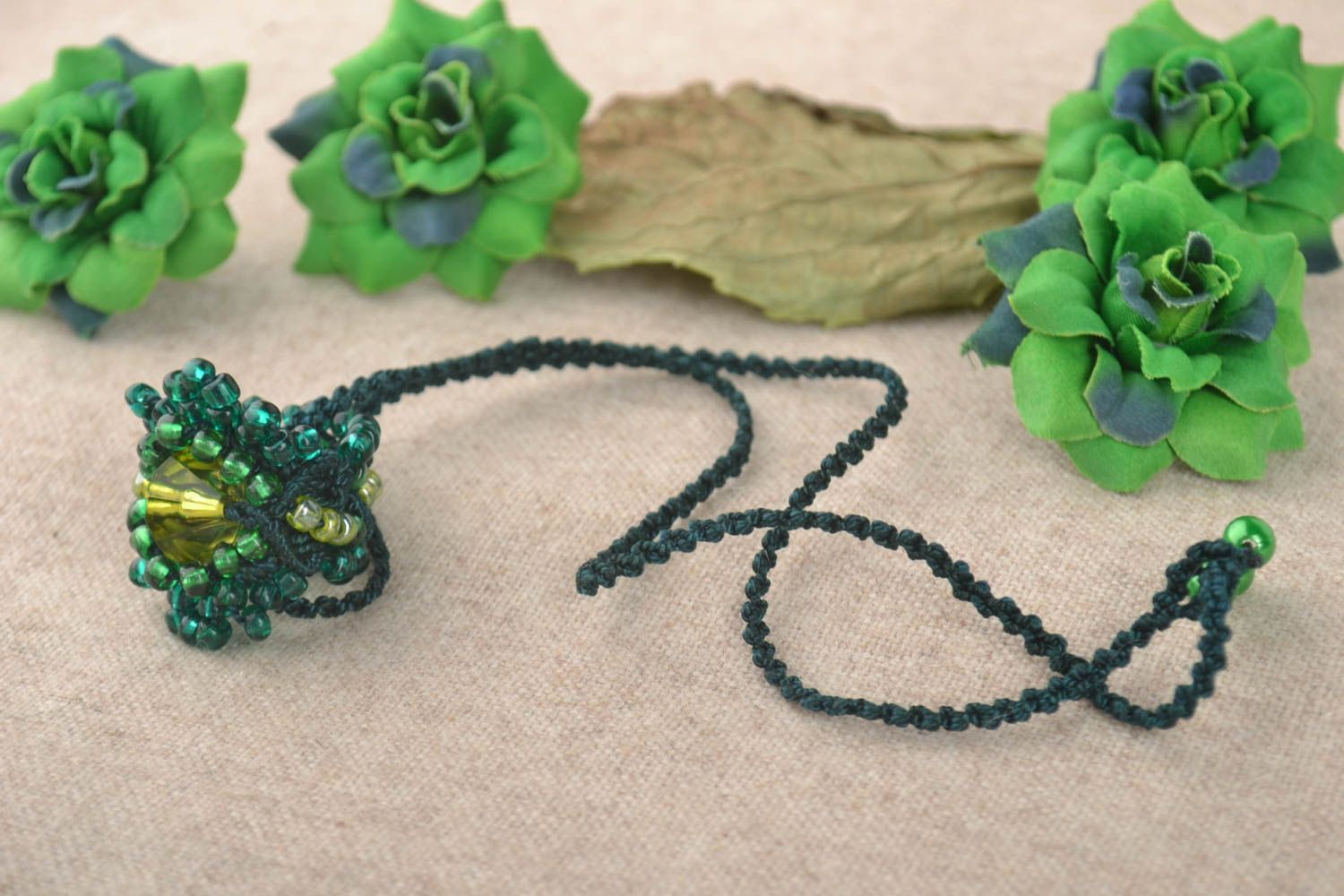 Текстильный кулон украшение ручной работы подвеска на шею с кольцом зеленое фото 1