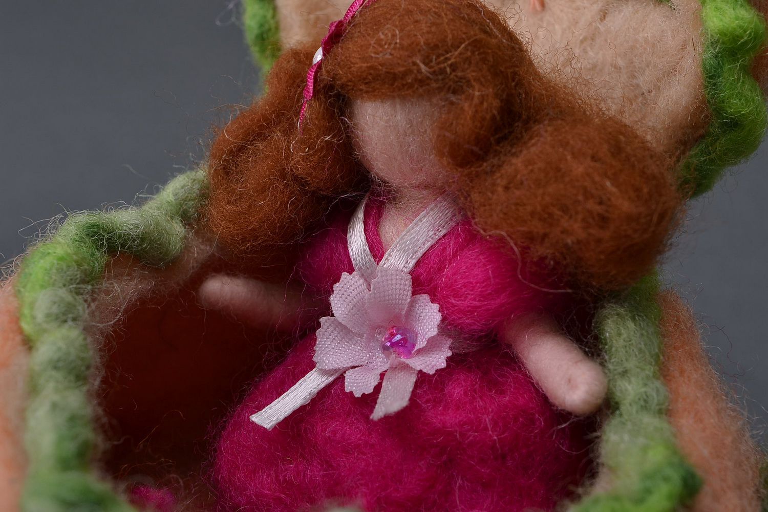 Muñeca artesanal de lana Pulgarcita en casa foto 4