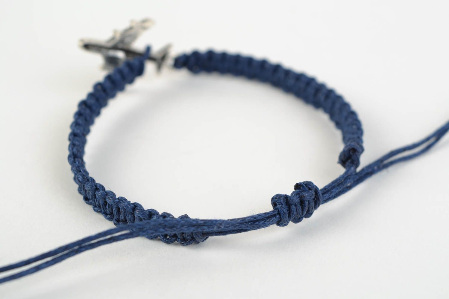 Bracelet bleu tressé en fils de coton avec avion métallique fait main original photo 4