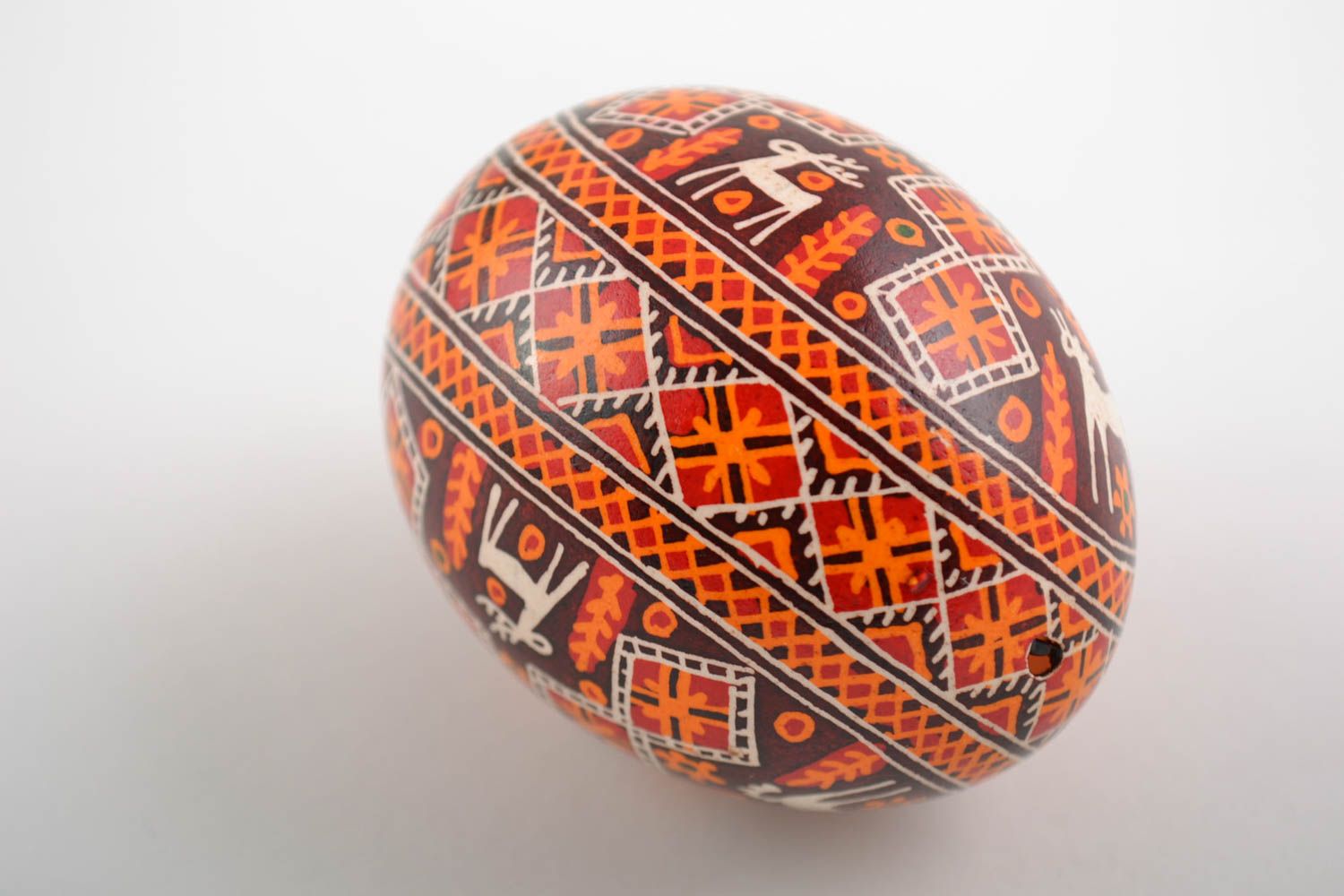 Huevo de Pascua pintado con arcílicos artesanal bonito rojo souvenir foto 3