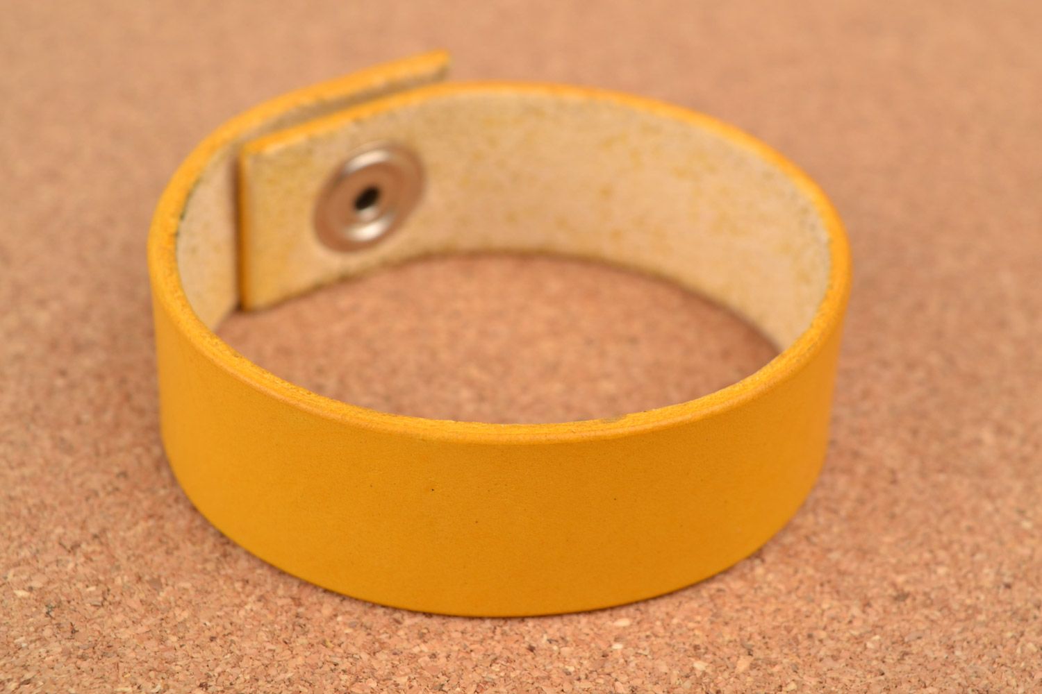 Pulsera de cuero natural amarilla unisex hecha a mano con botón a presión  foto 1