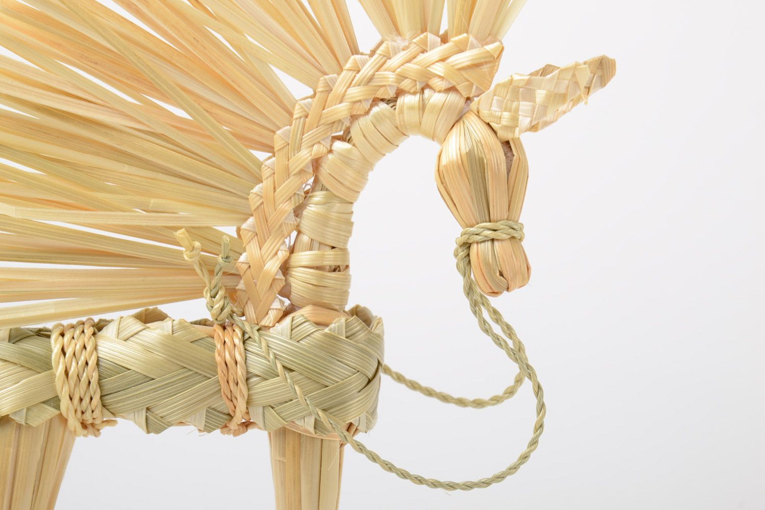 Handmade Spielzeug aus Stroh in Form von geflochtenem Pferd slawisch klein schön foto 4
