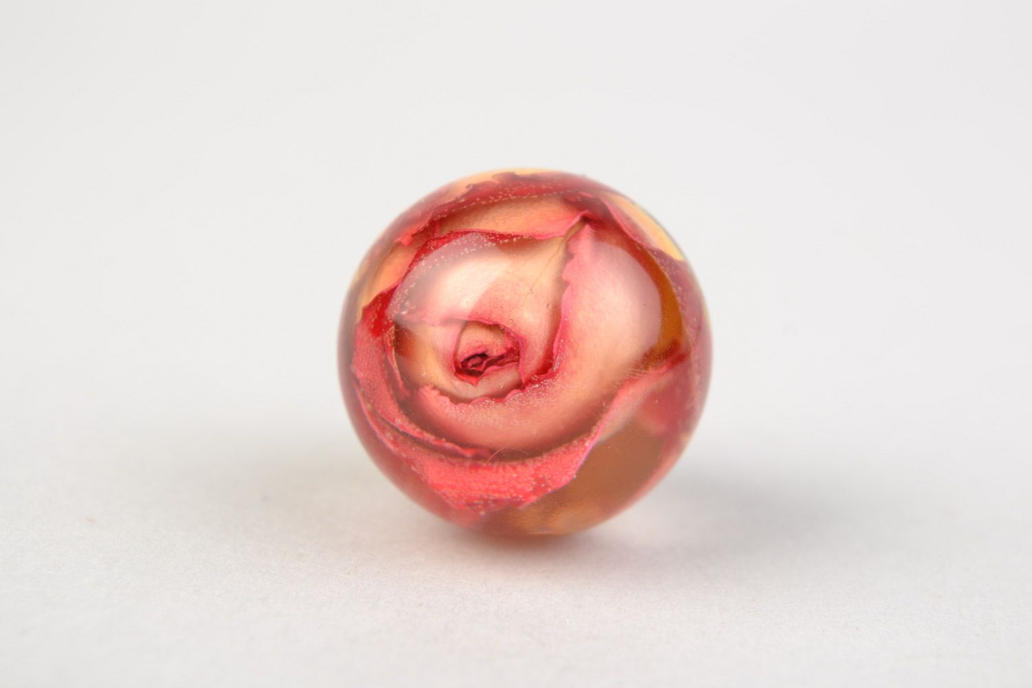 Кулон с розой внутри из эпоксидной смолы ручной работы круглый красивый женский фото 3