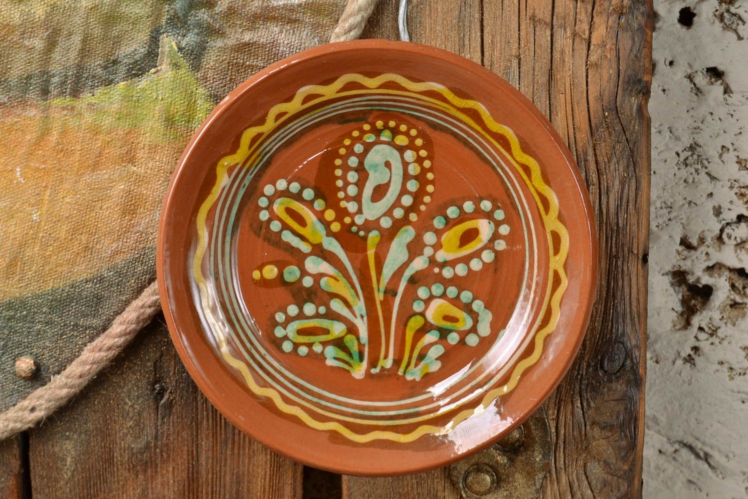 Декоративная керамическая тарелка коричневая с орнаментом ручной работы фото 1