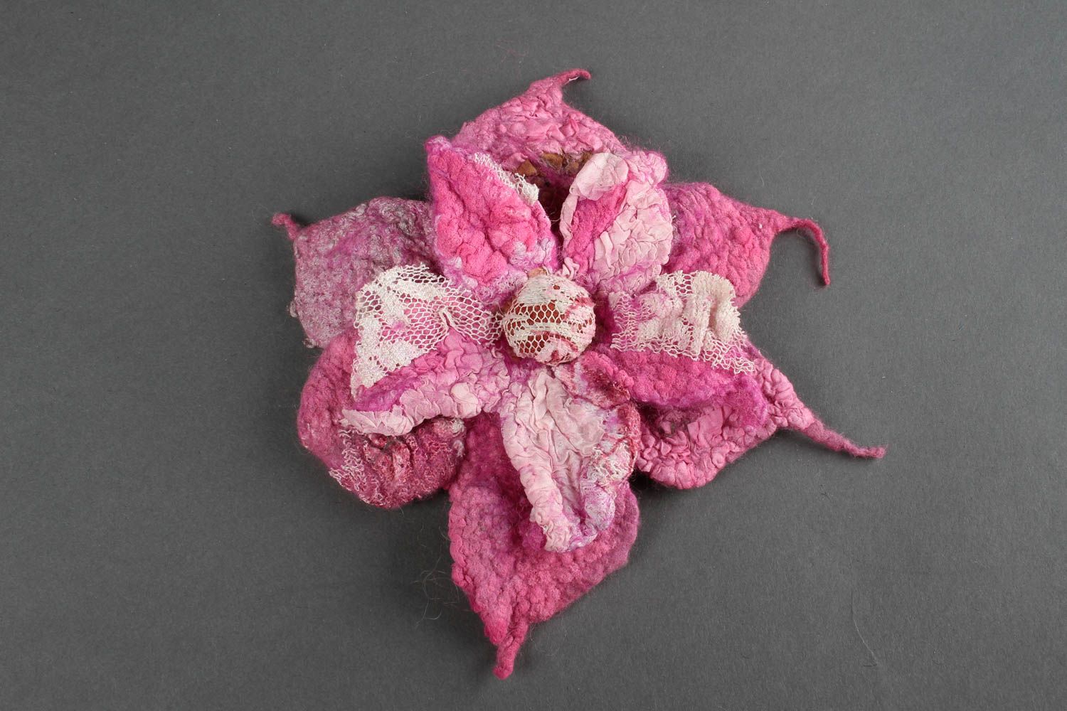 Broche fleur faite main Pince cheveux rose en laine feutrée Accessoire femme photo 3